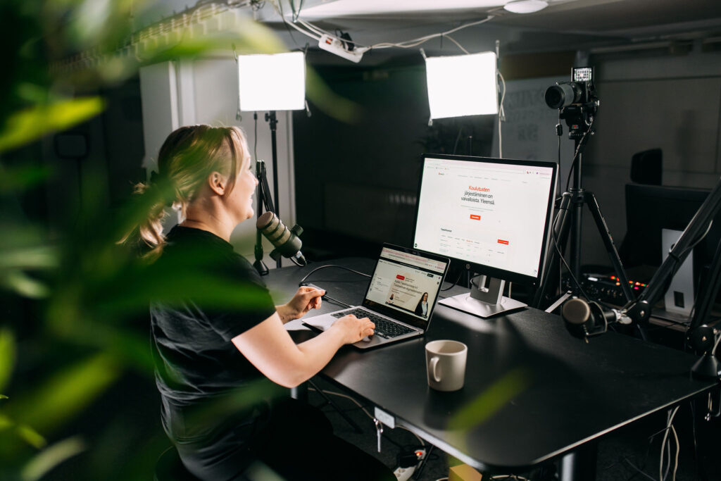 eventillan oma webinaaristudio: mikit, kamera ja valot