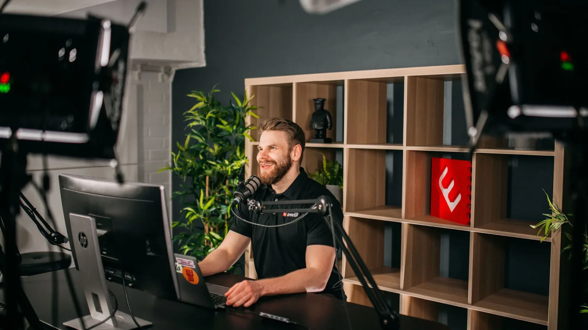 Webinaaristudiossa webinaarin nauhoitusta.