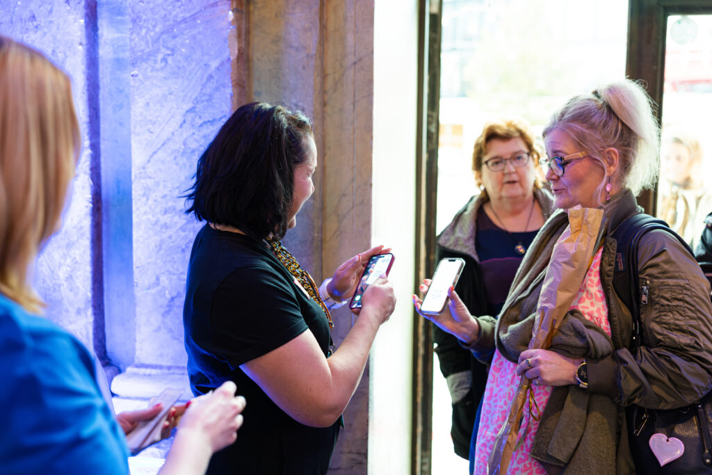 Osallistujien liput luettiin ovella EventillaAppin avulla.